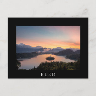Sunrise sobre Lake Bled postal negra