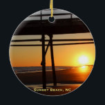 Sunset Beach NC Árbol de Navidad Ornamento de viaj<br><div class="desc">Presentamos nuestra exquisita playa Sunset Beach, el Ornamento de Árbol de Navidad NC, un delicioso conservador que capta la magia y el encanto de la temporada costera de vacaciones. ¡Un regalo perfecto, un bigote o un adorno para tu árbol de viajes! El adorno presenta una escena serena de una puesta...</div>