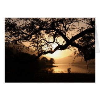 Sunset escocés a través de un lago