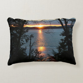 Sunset Over Forest Lake Cojín decorativo