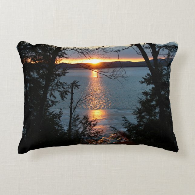 Sunset Over Forest Lake Cojín decorativo (Anverso)