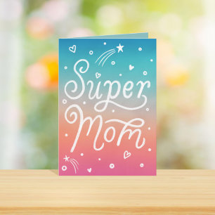 Súper Mamá con corazones escribiendo la tarjeta de