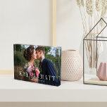 Superposición de moda | Bloqueo de fotos Boda pers<br><div class="desc">Elegante bloque de fotos de bodas muestra tu foto boda horizontal o paisajista favorita. Sus nombres aparecen en letras de bloques blancos de moda como una superposición de texto con la fecha de boda debajo.</div>