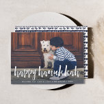 Superposición esbozada | Tarjeta fotográfica Hanuk<br><div class="desc">Comparte saludos de vacaciones con estas tarjetas de fotos de Hanukkah mostrando tu foto horizontal o orientada al paisaje favorita en impactante sangría total. "Hanukkah feliz" aparece en la parte inferior como un texto superpuesto en la tipografía con letras de pincel blanco. Personalice el nombre de su familia o los...</div>