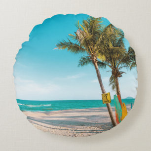 Surf board en la playa tirando almohada