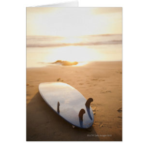 Surfboard en la playa al atardecer