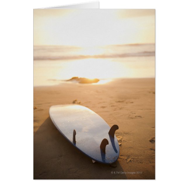 Surfboard en la playa al atardecer (Frente)