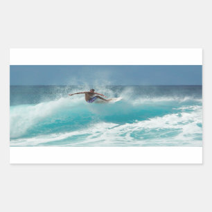Surfer en un pegatina rectangular de onda grande