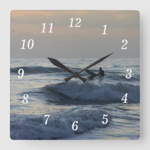 Surfer espera el reloj de pared