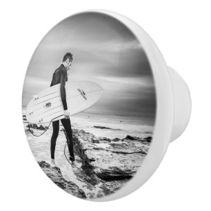 Surfista con tablón en el pomo de la cerámica de l