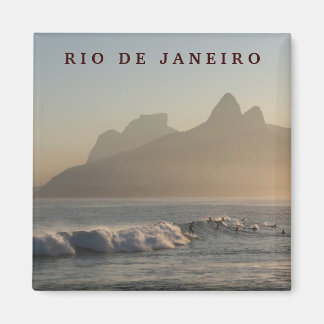 "Surfistas en Arpoador, Río de Janeiro" imán