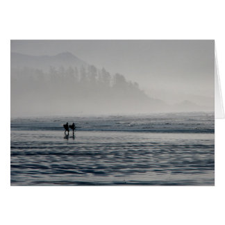 Surfistas en la niebla.