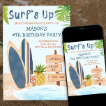 Surfs Up Birthday Party Boys Surfboard Invitación<br><div class="desc">Invitación a la fiesta de cumpleaños de Surf's Up para el cumpleaños de su niño - perfecto para fiesta de piscina, fiesta de playa, barbacoa, surf, tropical o cualquier diversión en el tema del sol. La escena acuática de surf en la playa incluye tablas de surf, señales de dirección de...</div>