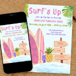 Surfs Up First Birthday Party Chicas Invitación<br><div class="desc">¡Invitación a la fiesta de cumpleaños de Surf Up para tu pequeña que se vuelve una! Escenario acuático en la playa con una redacción editable, incluyendo el signo de direcciones de madera. El diseño también incluye tablas de surf, cristales de tiki, piña y flor de hibisco con playa de arena...</div>