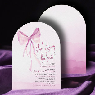 Invitación Rubor Pink Bow ella está atando la ducha nupcial
