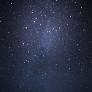 Invitación Bajo las estrellas la cadena de luz iluminan las i