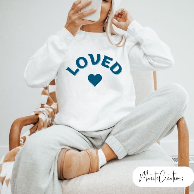 Sweater with the word LOVE,for mom on Mother's Day (Subido por el creador)