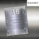 Sweet 16 purpurina plateado gotea imán de invitaci<br><div class="desc">Un imán de invitación moderno,  elegante y glamuroso para una fiesta de 16 años de dulce chica. Un fondo falso plateado,  decorado con polvo purpurina. Personalice y agregue su nombre y detalles del fiesta. El número 16 se escribe con un tipo de letra,  guión.</div>