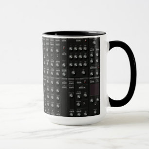 Synth negro hace frente a la taza