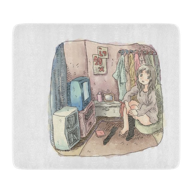 TABLA DE CORTAR さやしくじ　衣類のかけてある部屋の座椅子に座ってテレビを見ながら靴下をはいている女性のイラスト (Anverso)