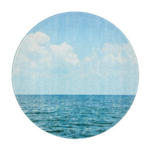 Tabla De Cortar Agua del océano, cielo azul claro.