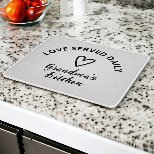 Tabla De Cortar Amor personalizado servido diariamente (Personalized Love Served Daily Cutting Board from Ricaso. Add your own text. perfect gift idea)