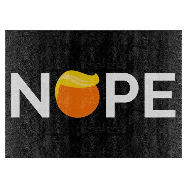 Tabla De Cortar Anti-Trump - Edición No-Papa (Anverso)