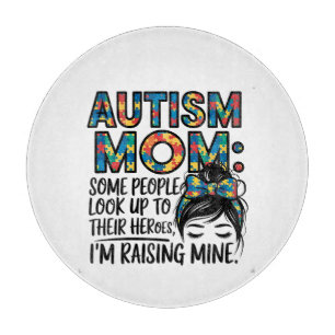 Tabla De Cortar Autismo Mamá algunas personas miran a sus héroes
