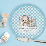 Tabla De Cortar Baby Shower de picnic del Oso de Oso de Oro Marrón<br><div class="desc">El oso de peluche y amigos adorables diseñados para sus invitados se enamorarán de estos chicos. El conejo conejo y el elefante disfrutan de un picnic con oso,  su canasta y una botella de leche. Fondo del patrón de verificación azul y blanco para bebés. Plantillas hechas para usted.</div>