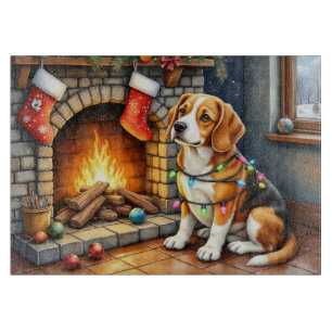 Tabla De Cortar Beagle sentado junto a la chimenea con luces de Na