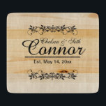 Tabla De Cortar Boda o aniversario de novia y de Groom | DIY Texto<br><div class="desc">⭐ ⭐ ⭐ ⭐ 5 Estrellas ⭐ ⭐ de 5 Estrellas de Extracción. Agregar estilo al hogar. Con un fondo de grano de madera con diseños ornamentales en cada lado, con un bloque de carnicero de imitación monograma. Esta tabla de corte puede ser personalizada con nombres y una inicial. Hace...</div>