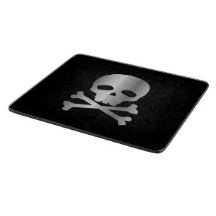 Tabla De Cortar Calavera de pirata de plata sobre fondo negro