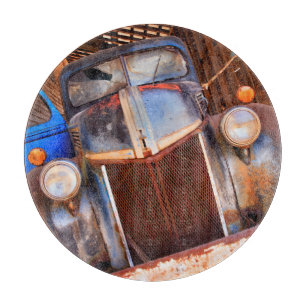 Tabla De Cortar Camión viejo y oxidado en una granja