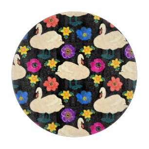 Tabla De Cortar Cisnes, flores, fondo negro dibujado a mano.