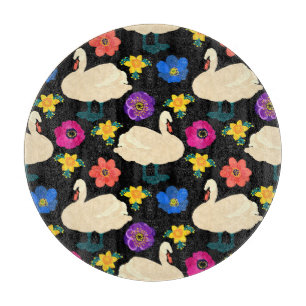 Tabla De Cortar Cisnes, flores, fondo negro dibujado a mano.