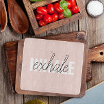 Tabla De Cortar Cita moderna de inhalación por inhalación de tinta<br><div class="desc">Cita moderna de inhalación por inhalación de tinta rosada en el pasto</div>