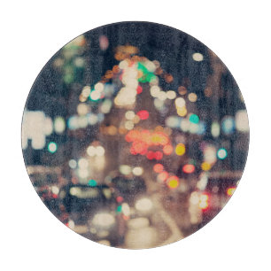 Tabla De Cortar Ciudad de la Noche: Luces Retro Borrosas.