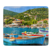 Coloridos barcos de pesca griegos en el puerto de 