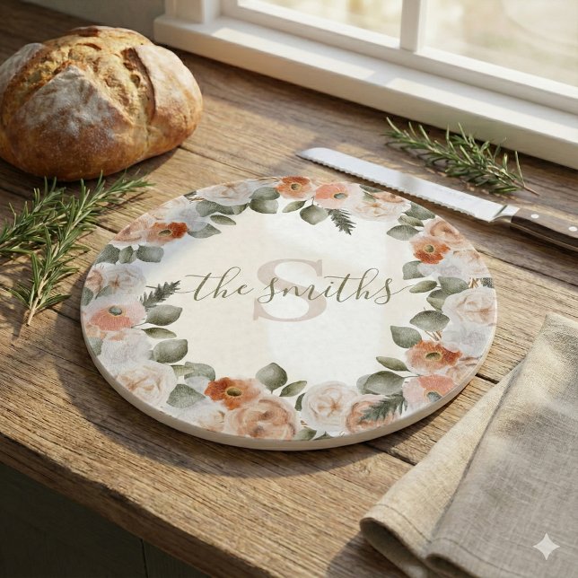 Tabla de cortar con flores monogramadas (This beautiful personalized cutting board would make a great wedding or bridal shower gift! )