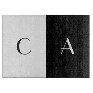 Tabla de cortar con monograma blanco y negro