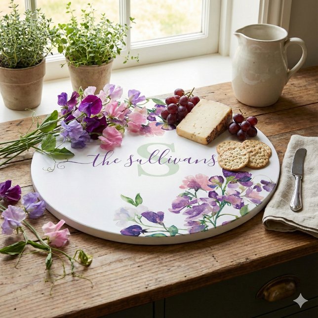 Tabla de cortar con monograma de flores de guisant (This beautiful watercolor sweet pea personalized cutting board would make a great gift! )