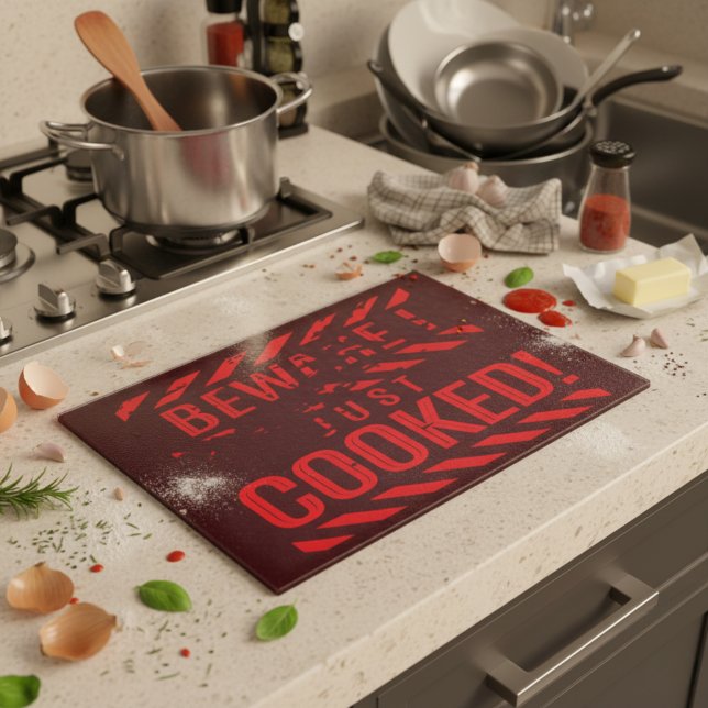 Tabla De Cortar Cuidado con que acabo de cocinar (A bold glass board for cooks who create masterpieces… or total kitchen chaos.)