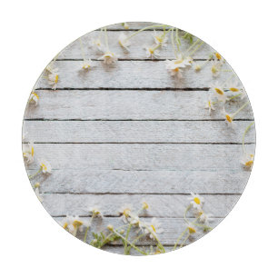 Tabla De Cortar Daisies salvajes: fondo de madera clara.