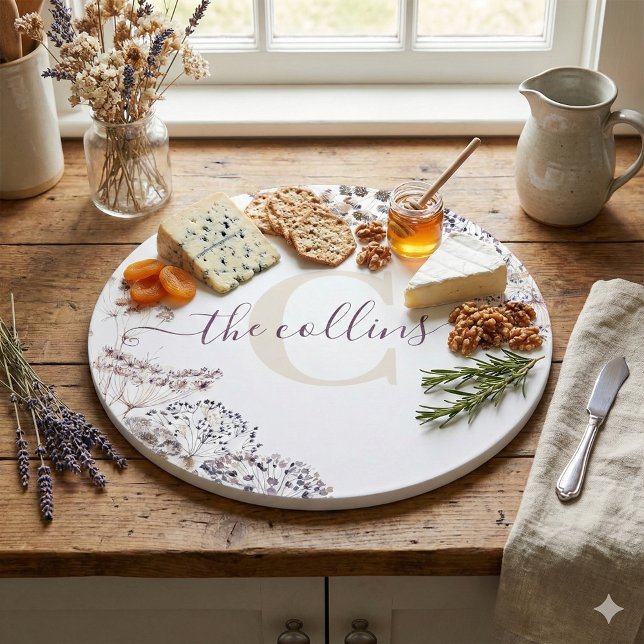 Tabla de cortar de flores secas con monograma (This personalized dried floral cutting board would make a wonderful gift for someone special! )