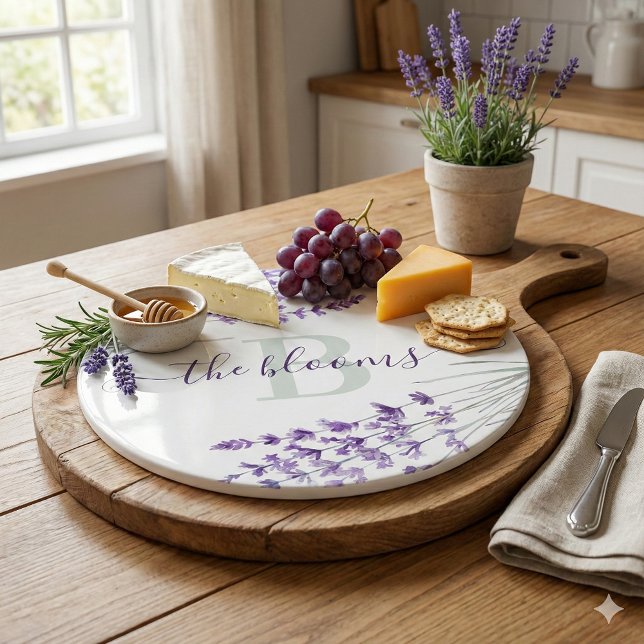 Tabla de cortar de lavanda con acuarela y monogram (This beautiful watercolor lavender personalized cutting board would make a great gift! )