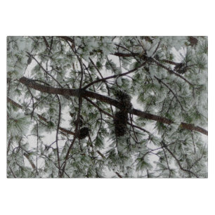 Tabla De Cortar Debajo de la foto del invierno de un pino cubierto
