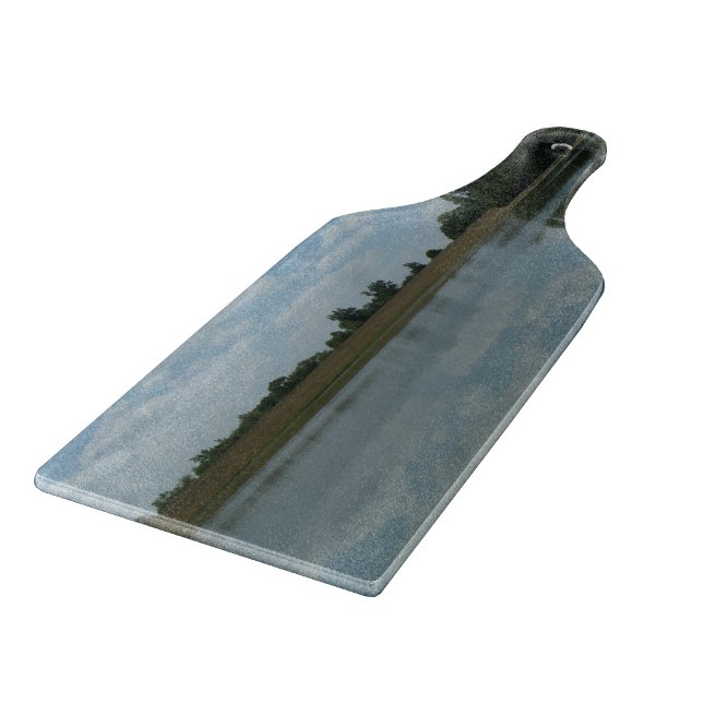 Tabla De Cortar El agua del lago refleja las nubes blancas (Borde)