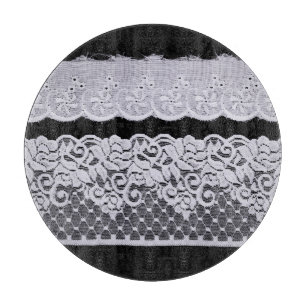 Tabla De Cortar encaje blanco ornamental, fondo negro aislado.