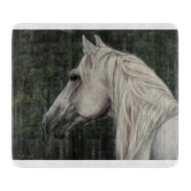 Estallión gris mirando a distancia