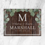 Tabla De Cortar Eucalyptus Greenery Dark Wood Couple Boda Gift<br><div class="desc">Madera rústica de color marrón oscuro con tabla de corte de eucalipto con los nombres de las parejas,  monograma de apellido,  apellido completo y fecha boda disponible en las plantillas de personalizable. Un lindo regalo con temas de barbacoa de campo para ayudar a celebrar una boda de verano.</div>